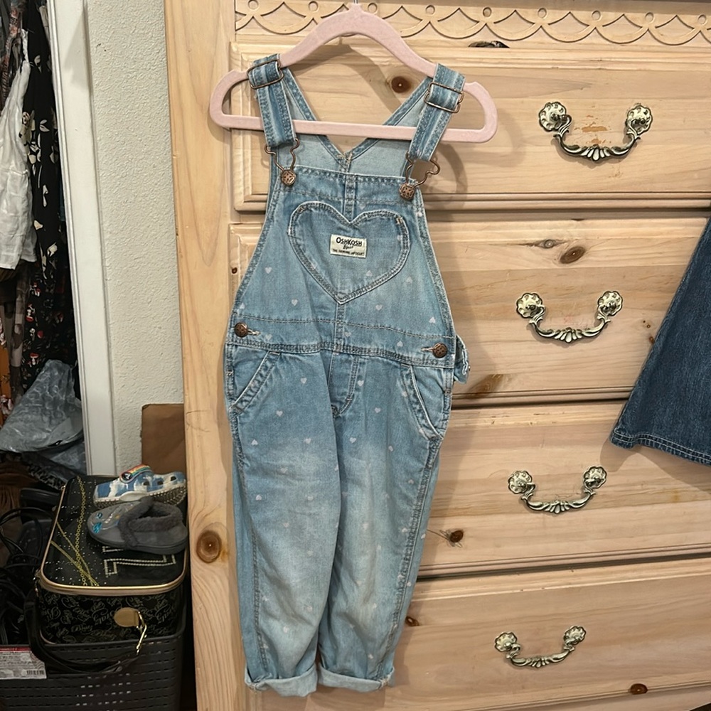 Very Clean OshKosh Bgosh ! Overalls ! 🩵 detailed with little pink hearts